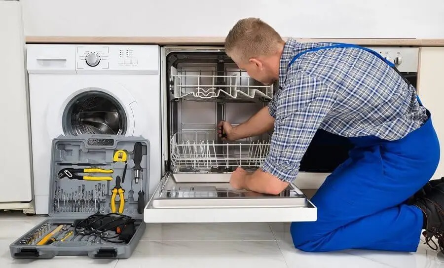 Pendik Protherm servisi teknisyen ekibi beyaz eşya tamiri yaparken